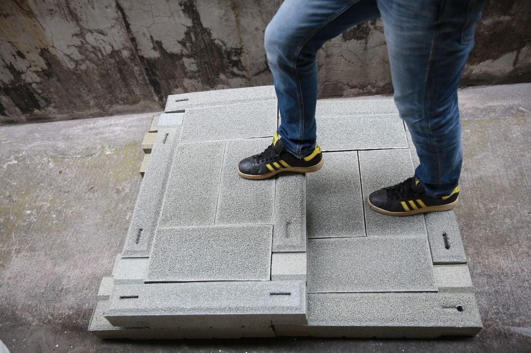 以廢塑料再生製造的組合式步道產品。 台灣積層工業／提供