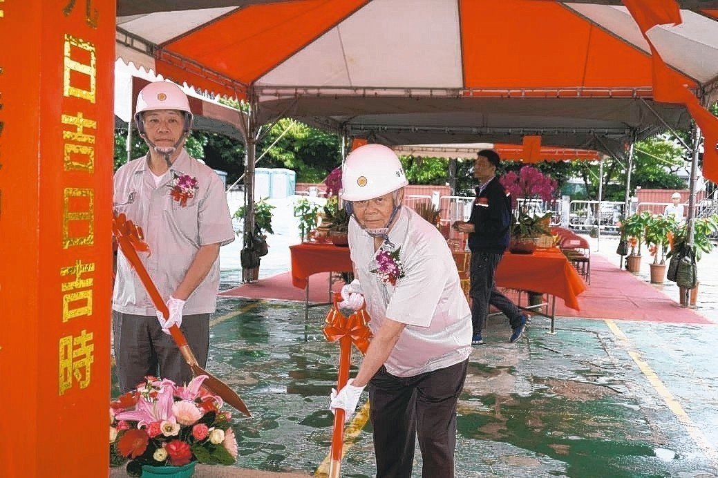 台灣積層工業董事長陳永順（右）主持開工動土典禮。 楊連基／攝影