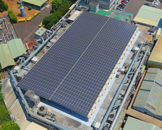 台灣積層工業的一廠樓頂，已裝設太陽能板發電設備