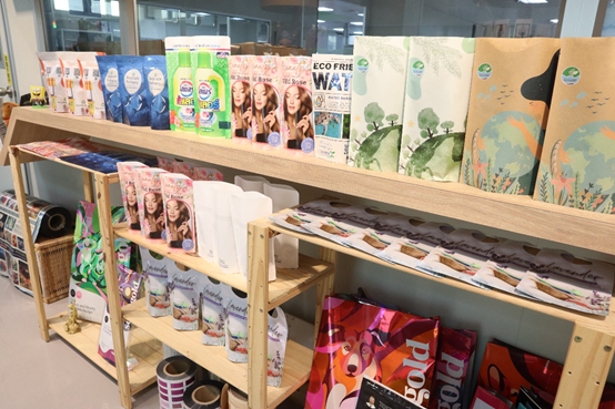 台灣積層工業採用凹版水墨印刷及可回收單一材質環保產品，提高環境友善。 